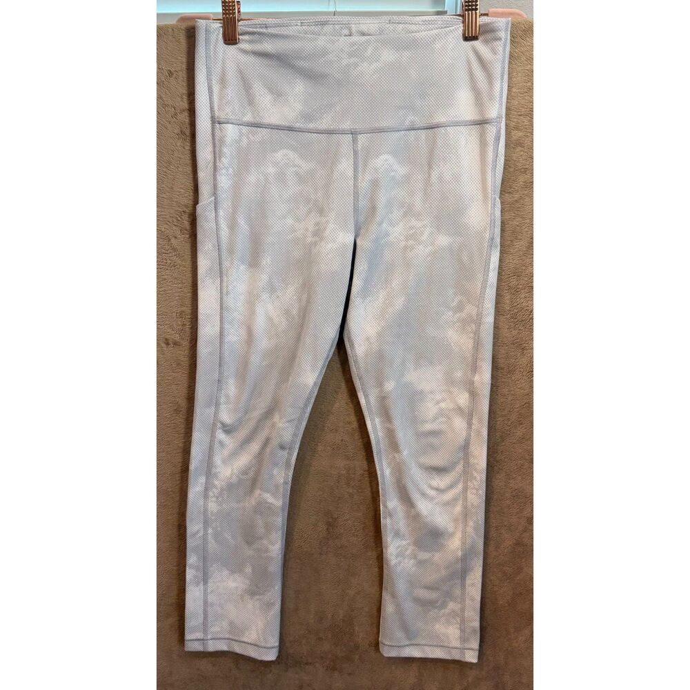 Athleta Ultimate Stash Pocket Printed Capri Leggings Gray White Dot Camo Size MT